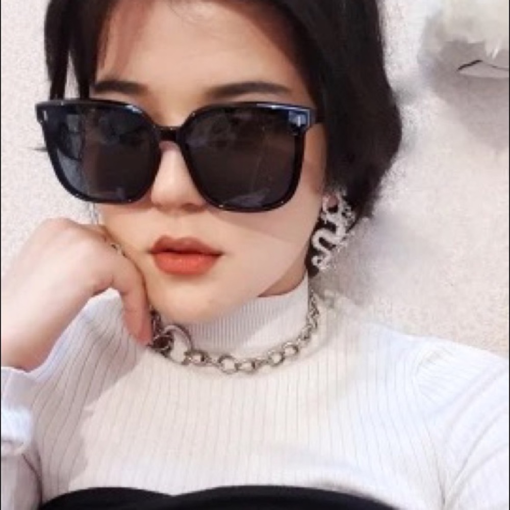 💥SALE💥 BLACK SUNGLASSES 🕶 - Picture 3 of 3